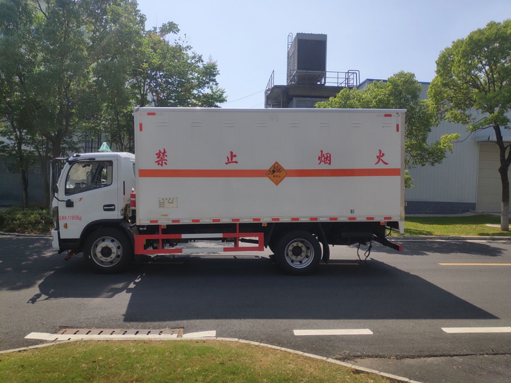 东风3800轴距易燃气体厢式运输车