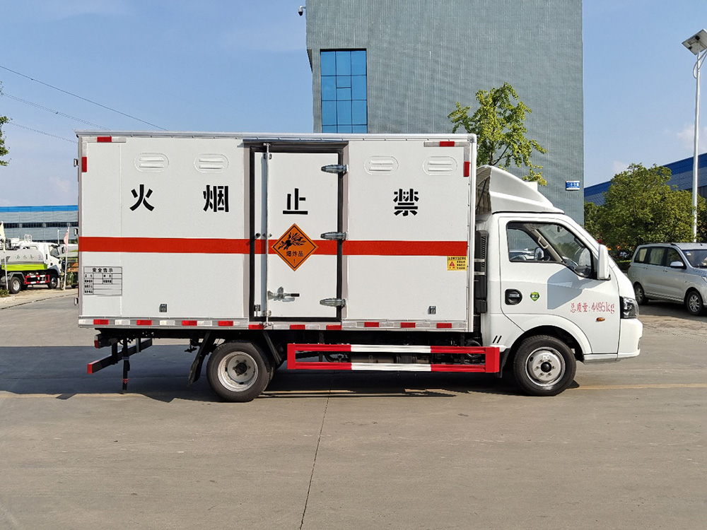 东风途逸柴油版易燃气体厢式运输车