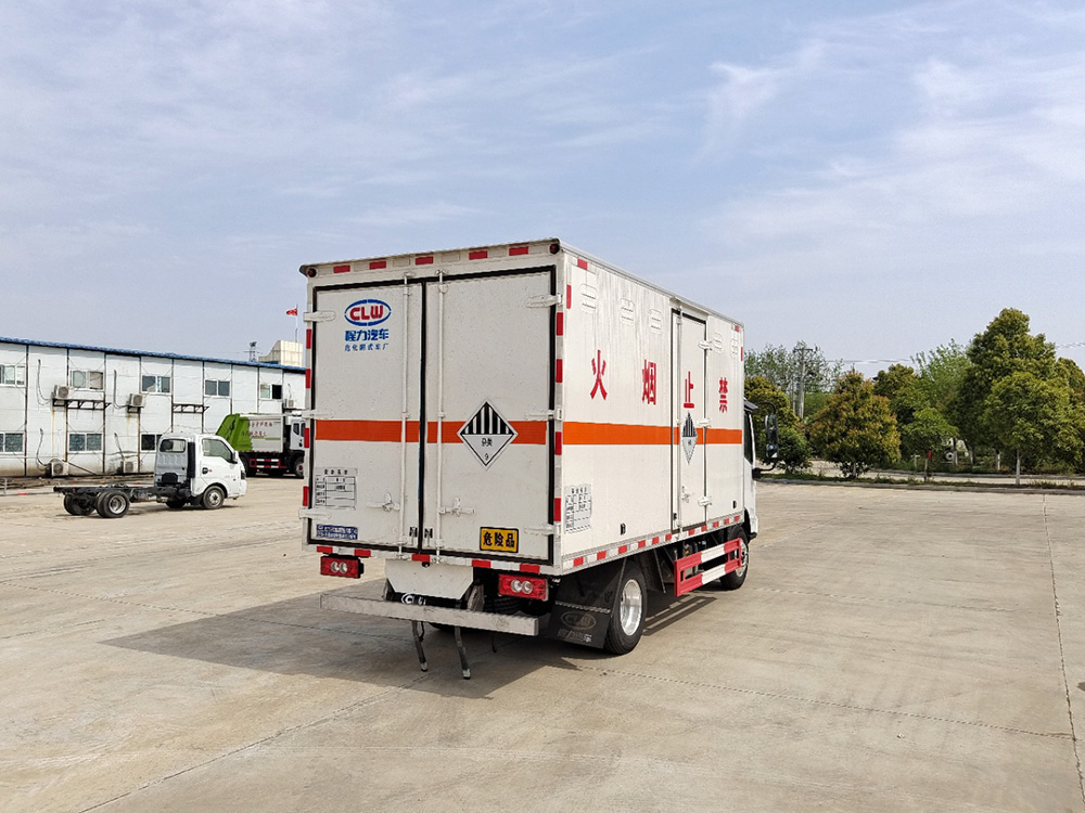 福田欧马可蓝牌易燃液体厢式运输车