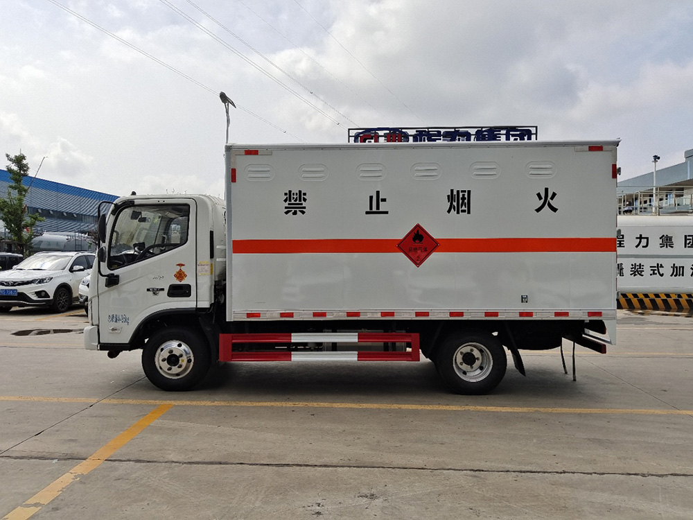 福田4米2易燃液体厢式运输车