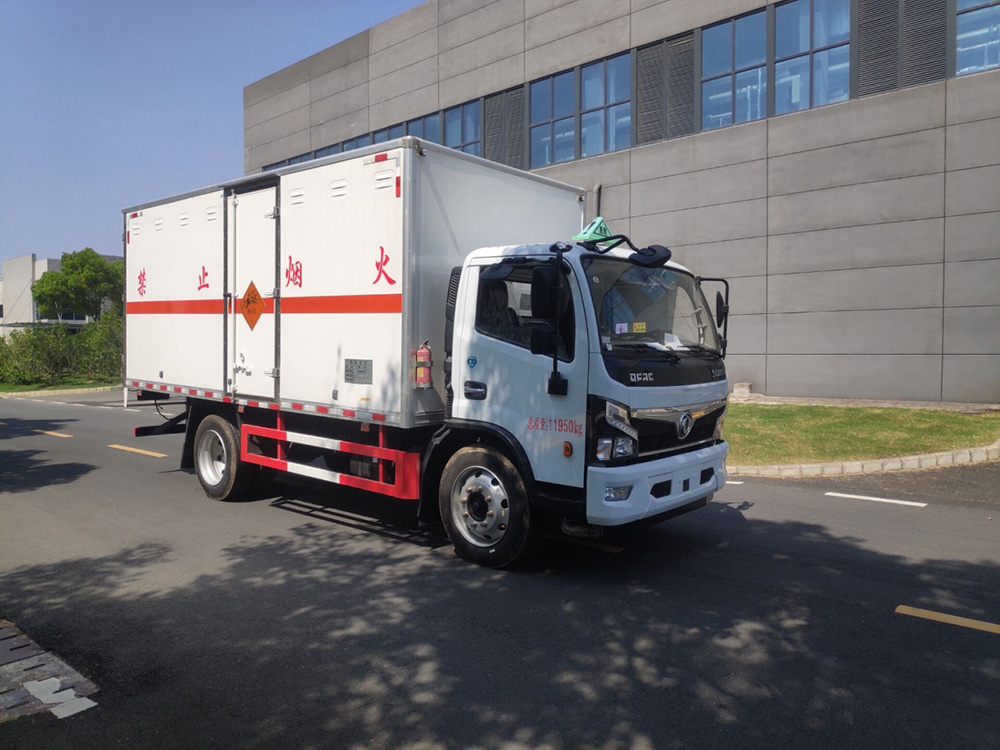 东风3800轴距易燃液体厢式运输车