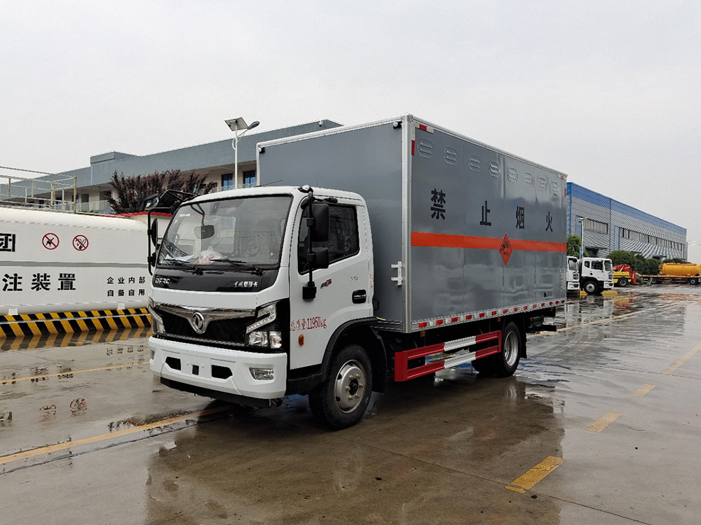 东风3800轴距易燃液体厢式运输车