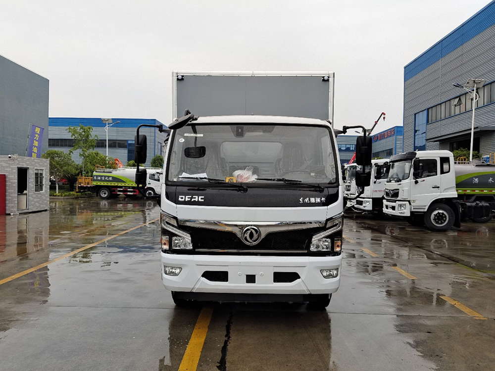 东风3800轴距易燃液体厢式运输车