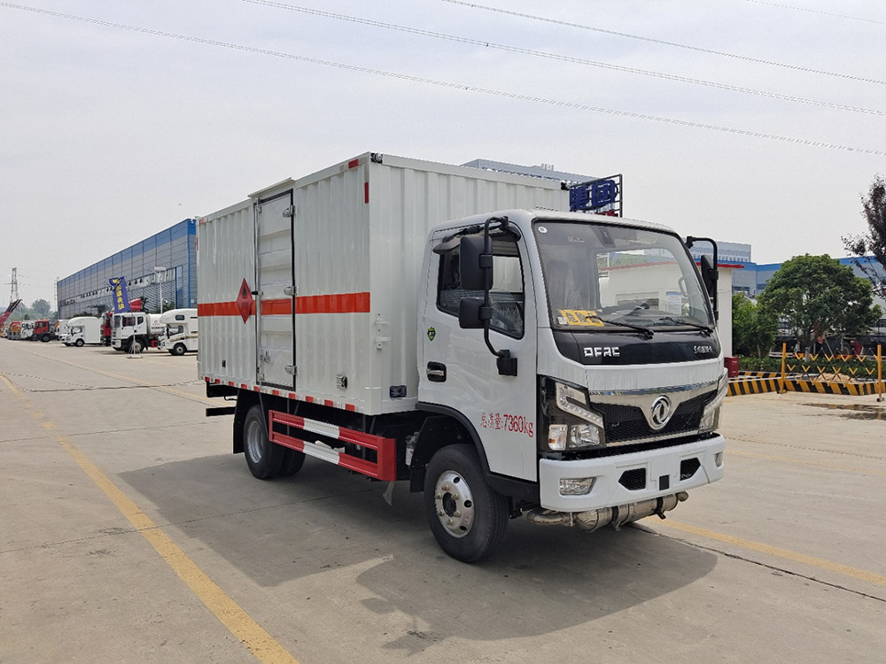 CLW5073XZW6型杂项危险品厢式运输车